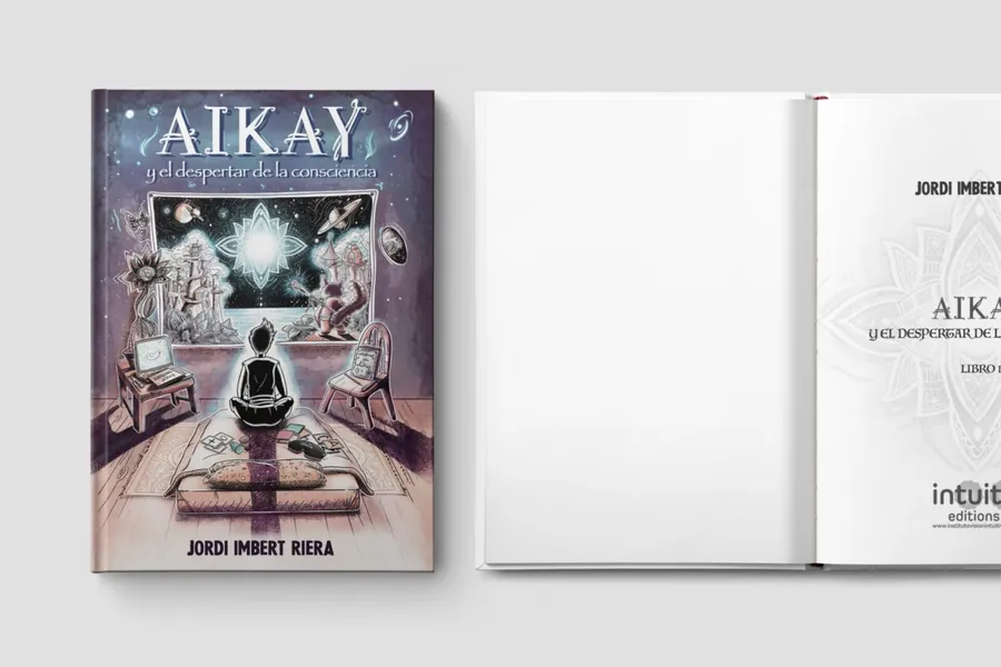 La portada de AIKAY junto al libro abierto por la portadilla, con el sello de intuitu editions
