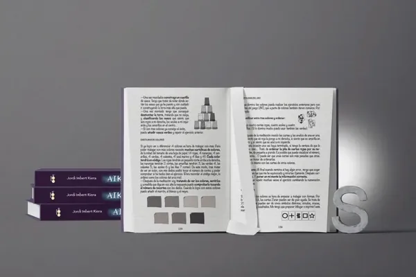 El libro abierto por las páginas 135 y 136, con el ejercicio de las cartulinas de colores y las cartas Zener