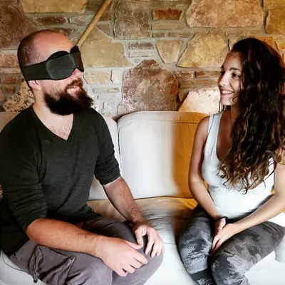 Pareja compartiendo una práctica de visión intuitiva en el sofá