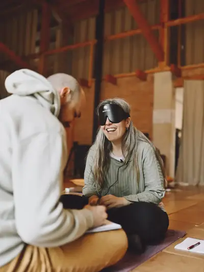 Alumna riendo durante una sesión acompañada por un facilitador