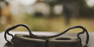 Antifaz de visión intuitiva apoyado sobre una piedra, al aire libre