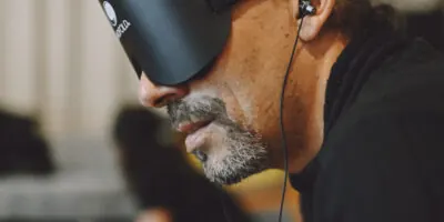 Hombre con antifaz y auriculares concentrado en una sesión