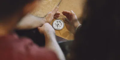 Dos personas explorando con las manos un objeto circular