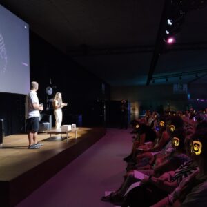 Se presenta inuitu en el festival de conciencia haciendo un experimento de intuición