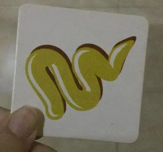 Ficha de memory con una figura verde retorcida